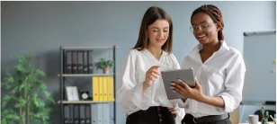 duas mulheres olhando para um tablet